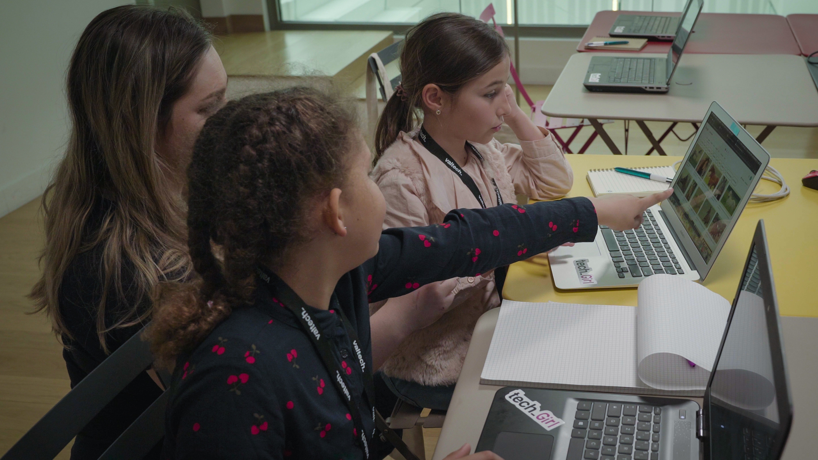 Meninas que trabalham em um computador