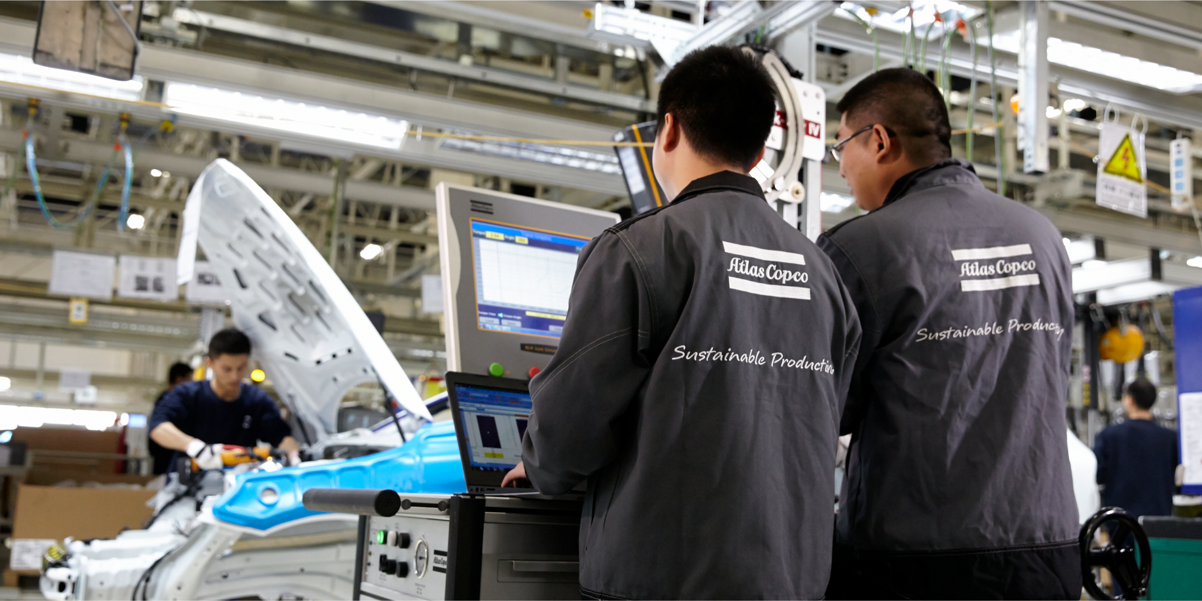 Un membre de l'équipe Atlas Copco effectue des réparations